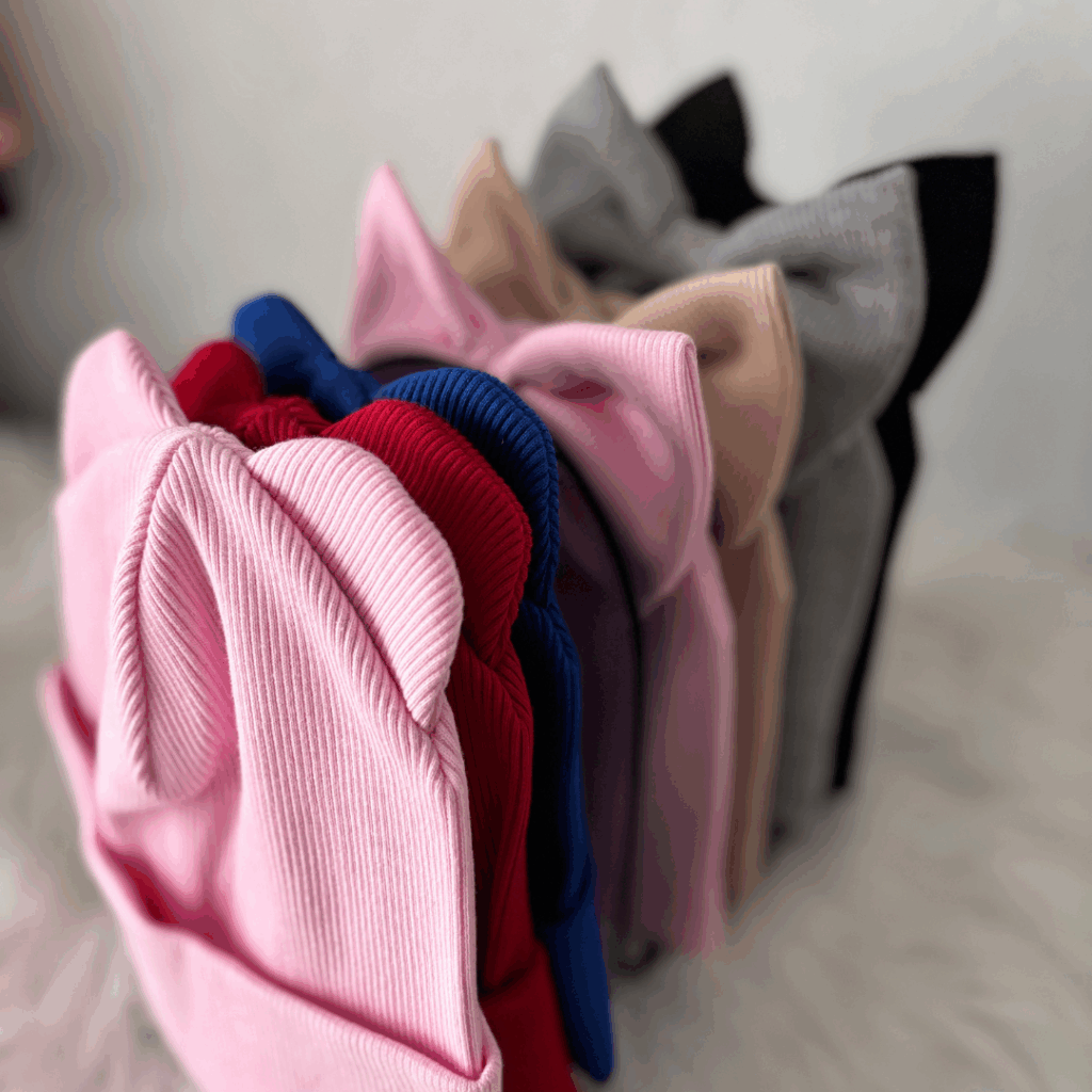 Czapka z bawełny prążkowanej z aplikacją